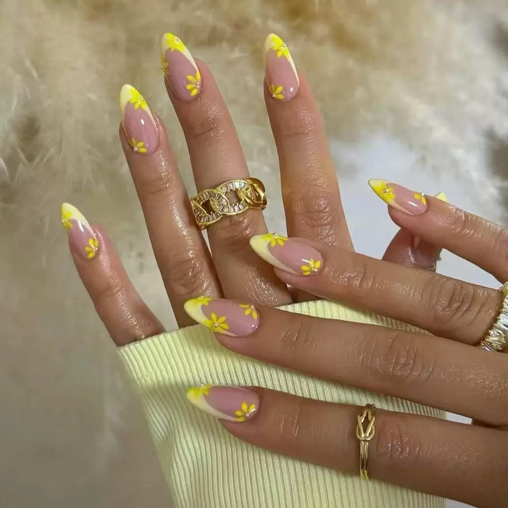 Kunstnagelset mit floralen Akzenten Brehn