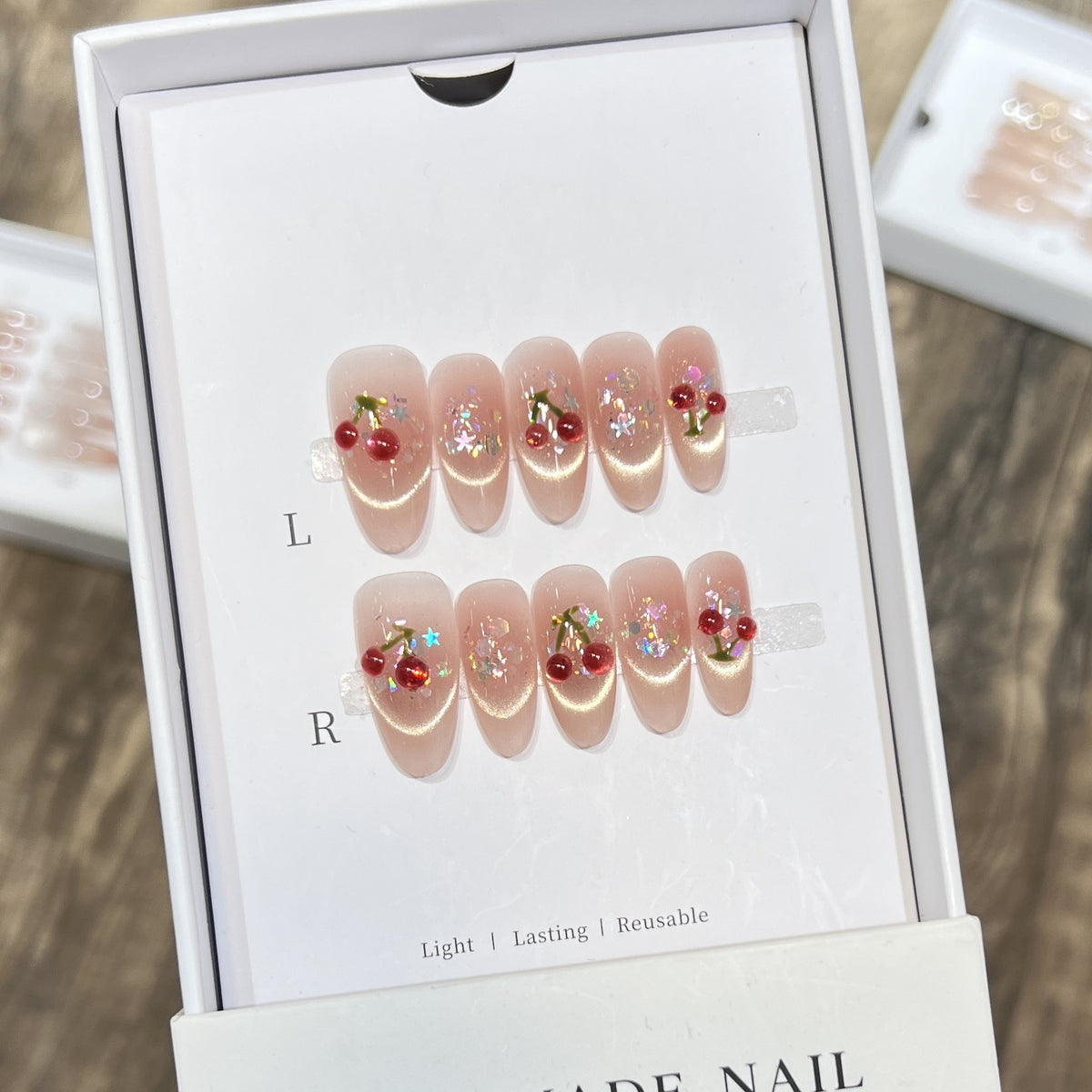 Handgefertigtes Kirsche-Prägung Press-On Nail Set Brehn