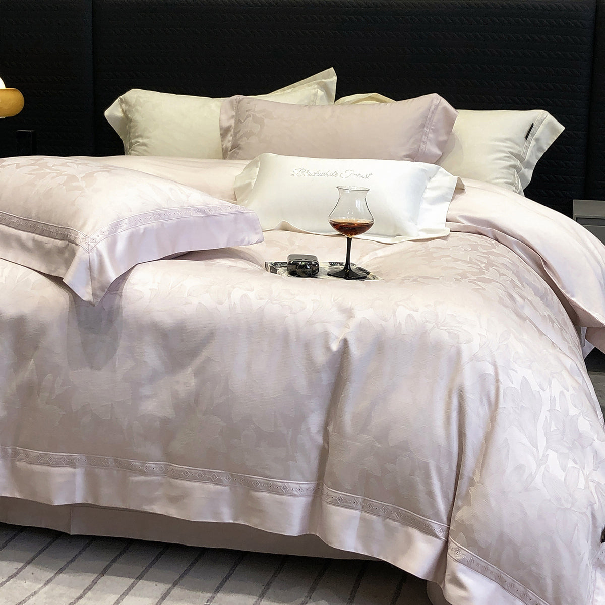 Premium-Baumwollsatin-Bettwäschegarnitur mit strukturierter Matelassé-Bordüre und Hotelverschluss