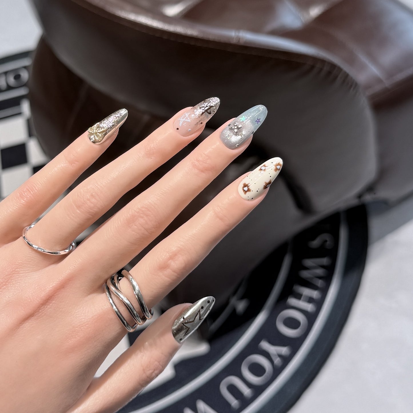 Künstlerisches Stiletto Press-On Nagelset mit einzigartigen ästhetischen Designs Brehn