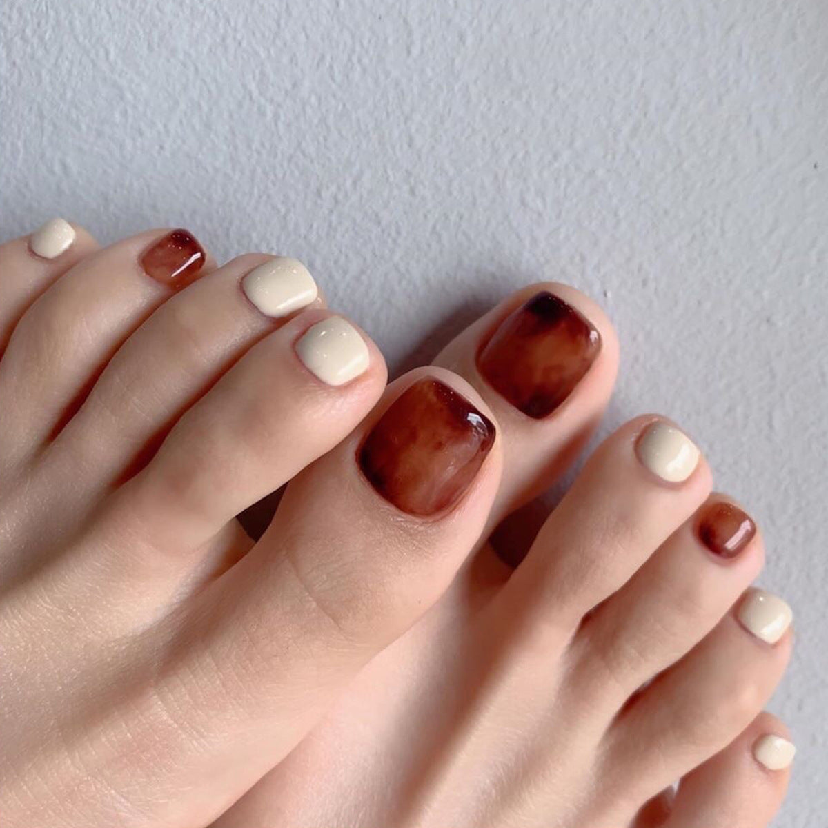 Kunstvolle Fußnagelgestaltung mit satten Farbverläufen Brehn