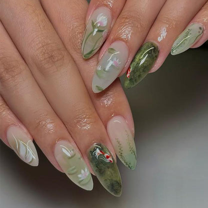 Kunstnagelset mit floralen Designs und eleganten Akzenten Brehn