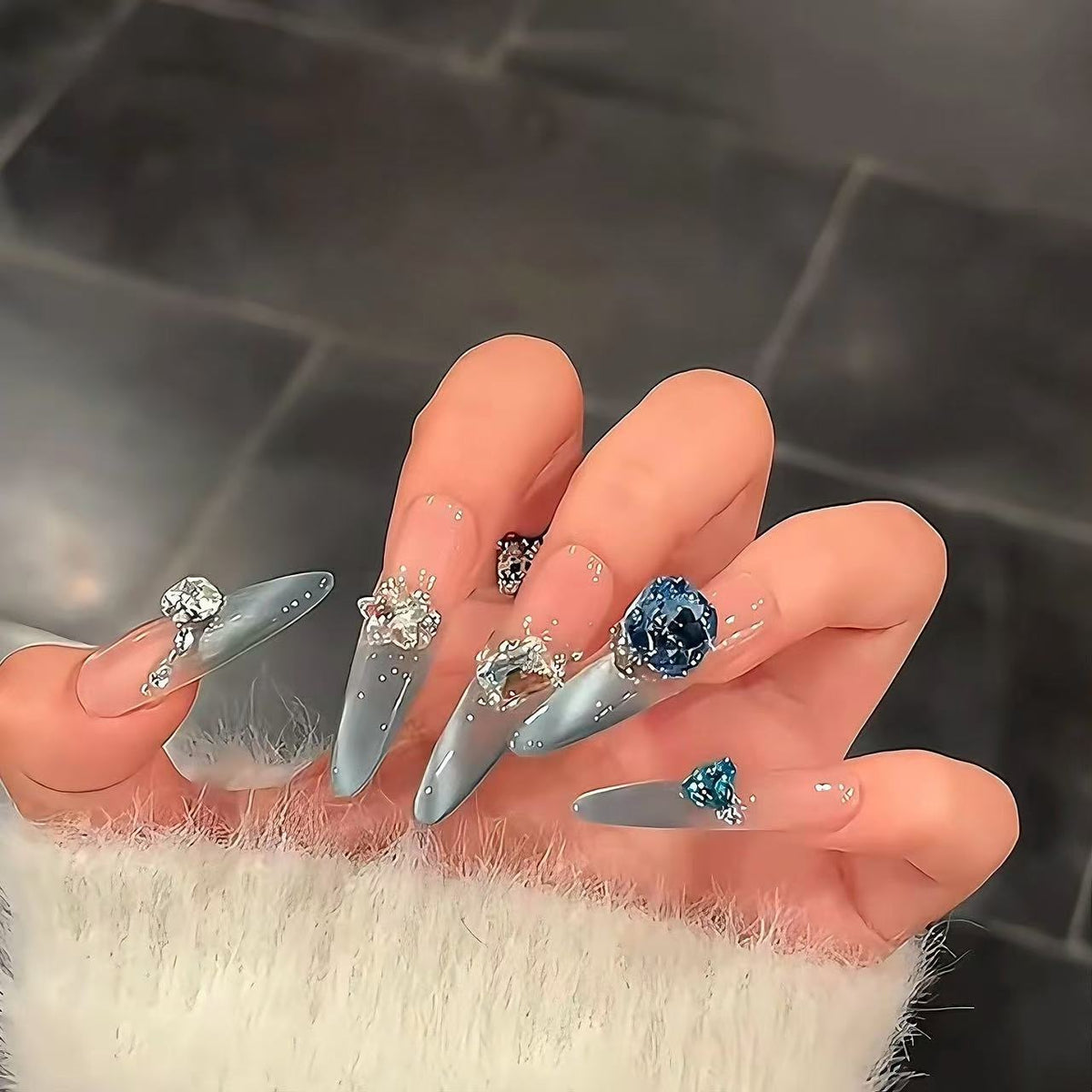 Stiletto-Nagelkunstverlängerungen mit Edelsteinakzenten