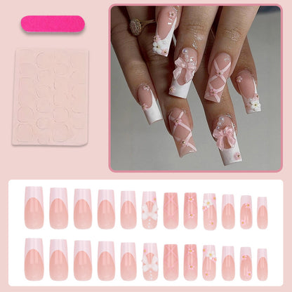 Kunstnagelset mit eleganten floralen Verzierungen Brehn
