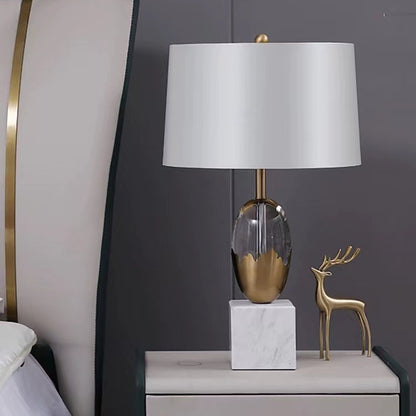 Elegante Glas- und Metalltischlampe