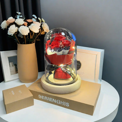 Konservierter Blumenstrauß in Glaskuppel