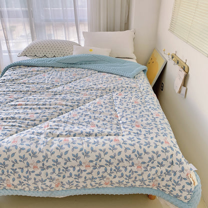 Kuschelige Baby-Steppdecke mit Minky-Fleecekante und niedlichem Hasen-Print