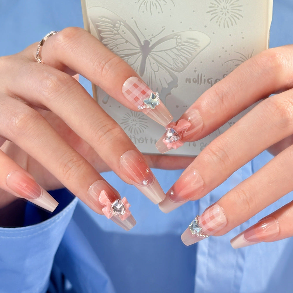 Glamorous Press-On Nail Set mit eleganten Kristallakzenten Brehn