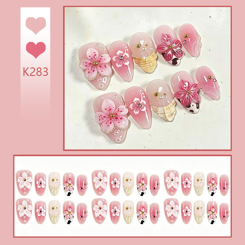 Kunstnagelset mit eleganten Blütenakzenten Brehn