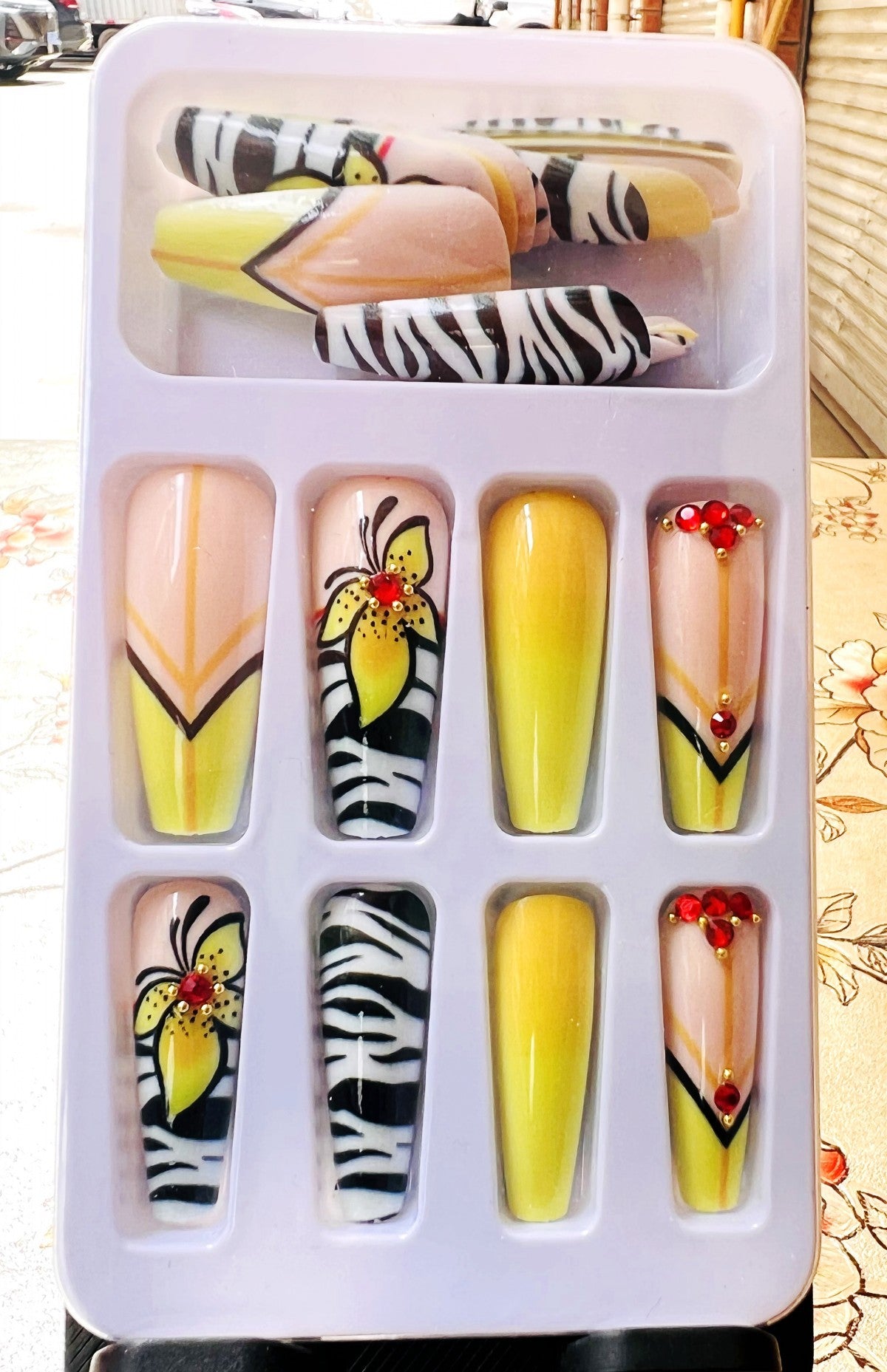 Kreative Kunstnägel mit Blumen- und Tierdesigns Brehn