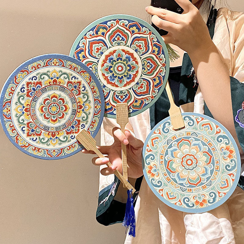 Handgefertigter Fächer mit Kunstvollem Motiv Brehn