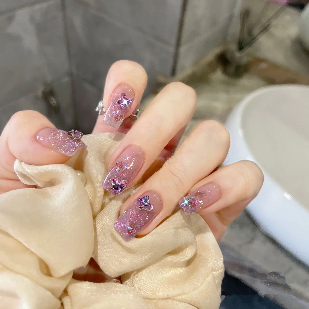 Glamouröse Kunstnägel mit funkelnden Akzenten Brehn