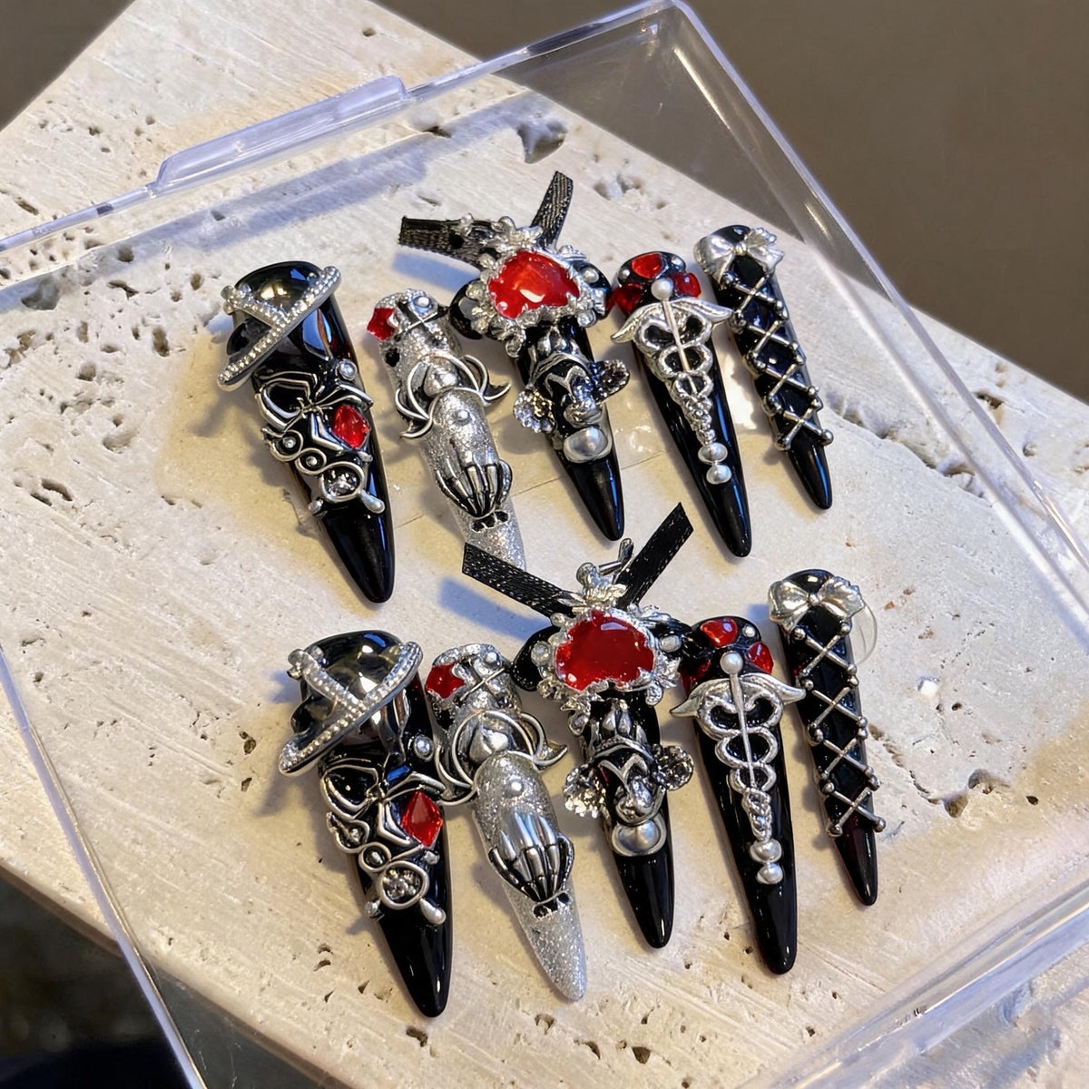 Dekorative von der Gotik inspirierte Nagelkunstspitzen