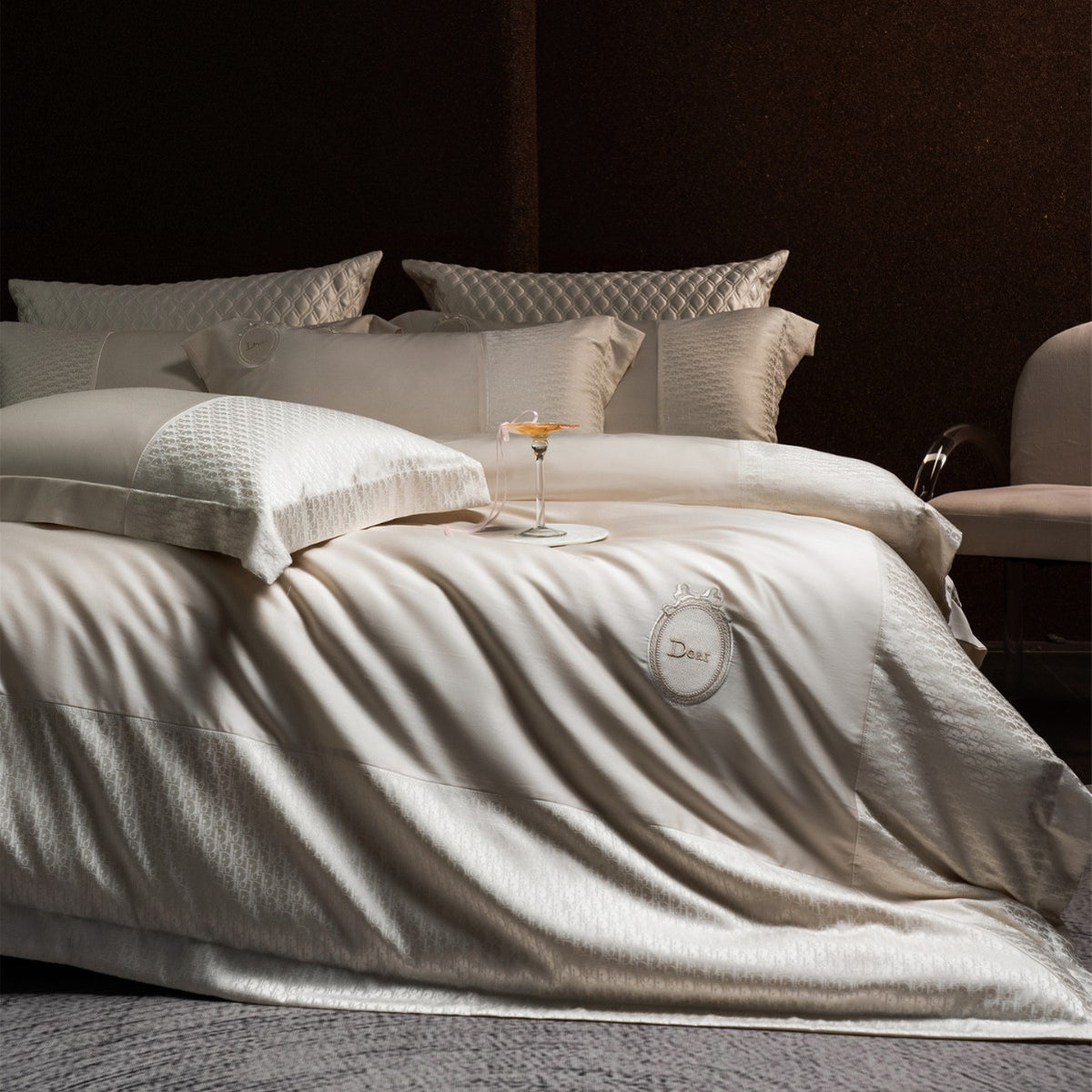 Seiden-ähnliches Jacquard-Satin-Bettbezug-Set mit gesticktem Wappen & Bett-Rock
