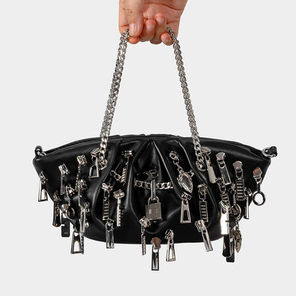 Dekorative Handtasche mit Kettenakzenten