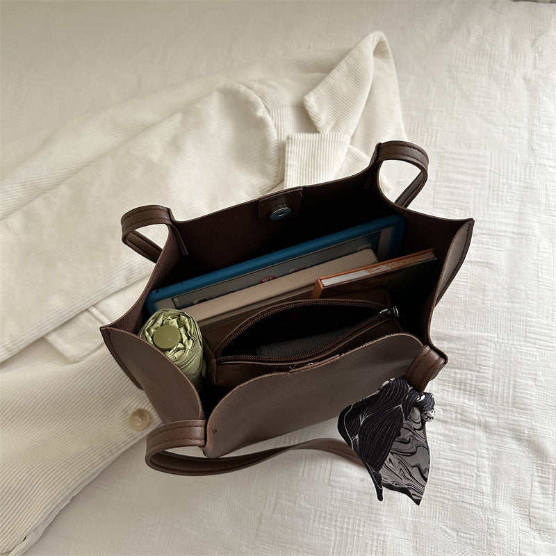 Minimalistische Tote-Handtasche mit dekorativem Schal