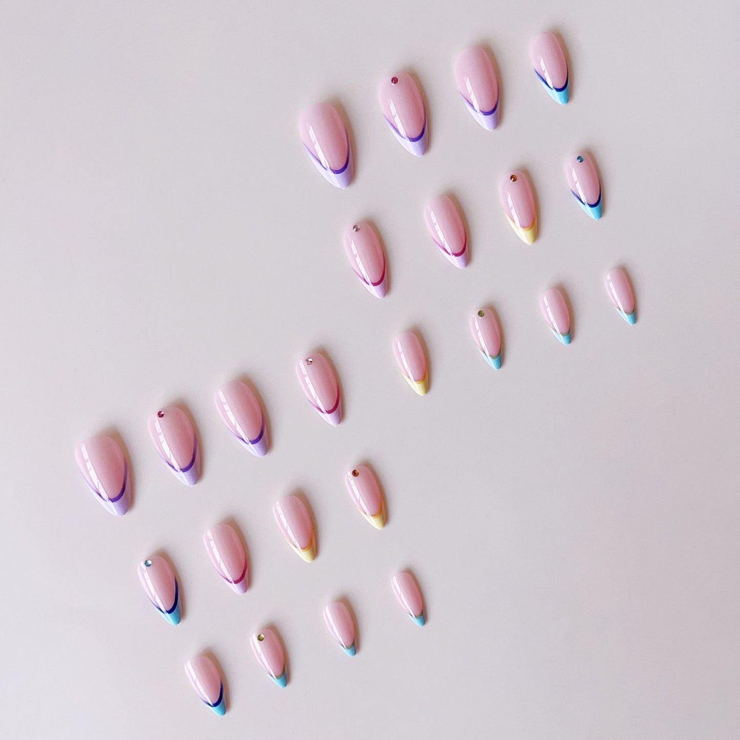 Kunstnagelset mit eleganten Farbverlauf und 3D-Akzenten Brehn