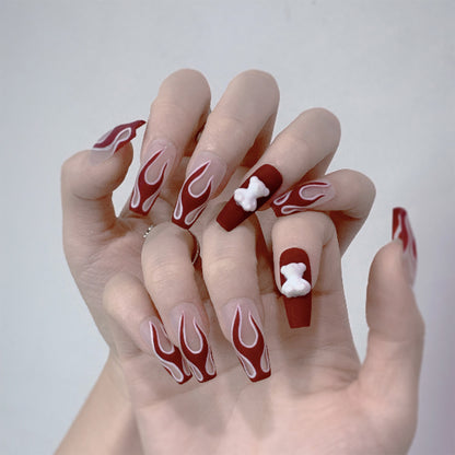 Kunstvolle Stiletto-Nägel mit feurigem Flammdesign Brehn