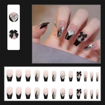 Stylisches Press-On-Nagelkunst-Set mit eleganten Akzenten