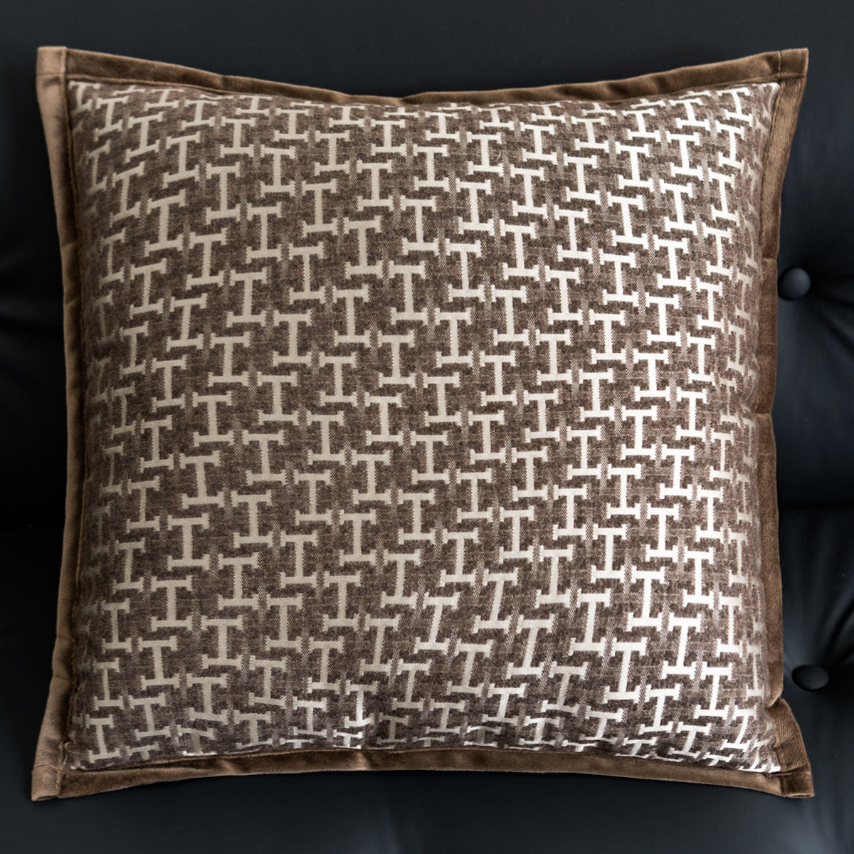 Dekoratives Kissen mit geometrischem Muster