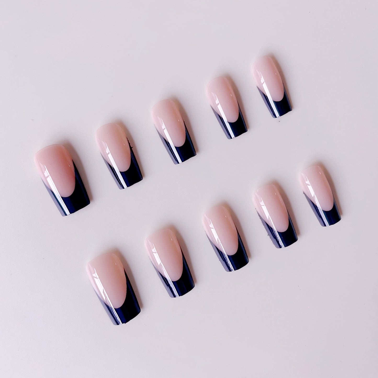 Kunstnagelset mit eleganten Spitzen- und Ombre-Effekten Brehn