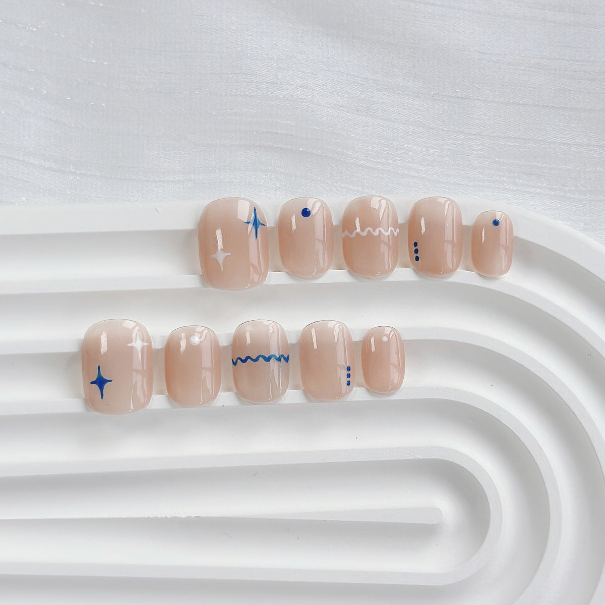 Künstlerisches Press-On Nagelset mit geometrischen Designs
