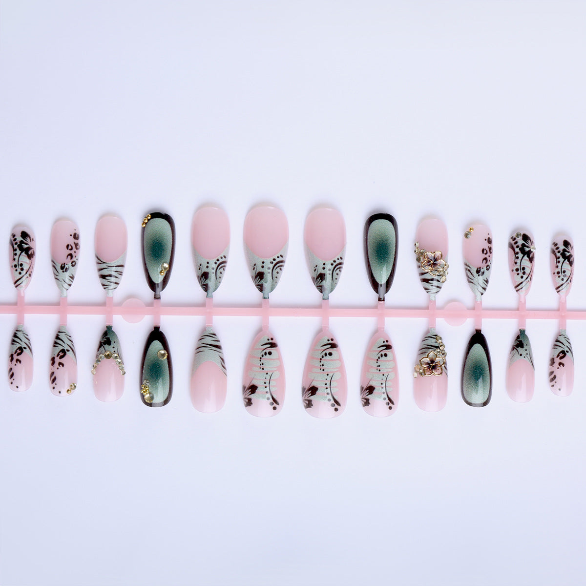 Kunstvolle Stiletto Fingernägel mit Floralen und Geometrischen Verzierungen Brehn