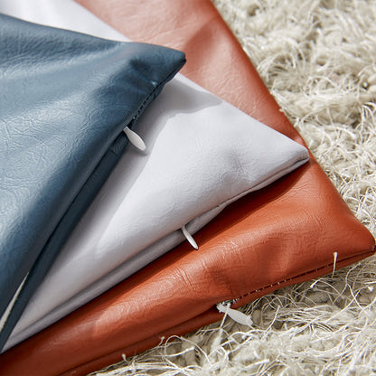 Quadratischer Premium-Kissenbezug aus veganem Nappaleder mit Soft‑Touch Oberfläche Brehn