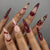 Kreatives Kunstnagelset mit Glitzerakzenten und eleganten Verzierungen Brehn