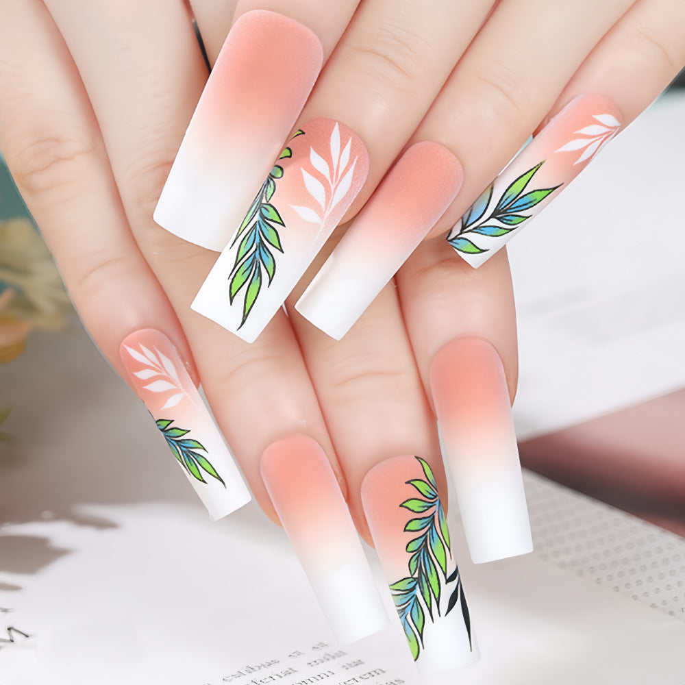 Kunstnägel mit elegantem Ombre-Design und floralen Akzenten Brehn