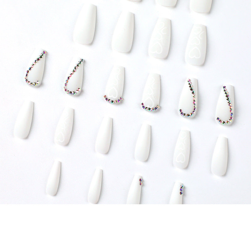 Kunstvolle Nagelverlängerungen mit Herzen-Design und Glitzerakzenten Brehn