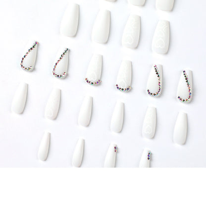 Kunstvolle Nagelverlängerungen mit Herzen-Design und Glitzerakzenten Brehn