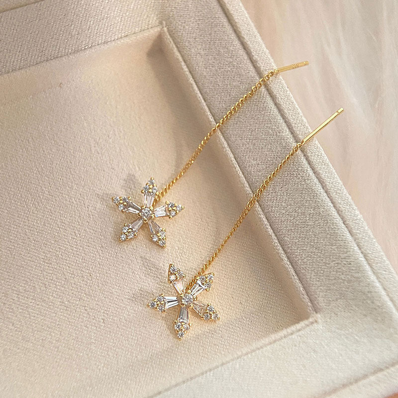 Elegante und Zeitlose Ohrringe mit Funkelnden Kristallen Brehn