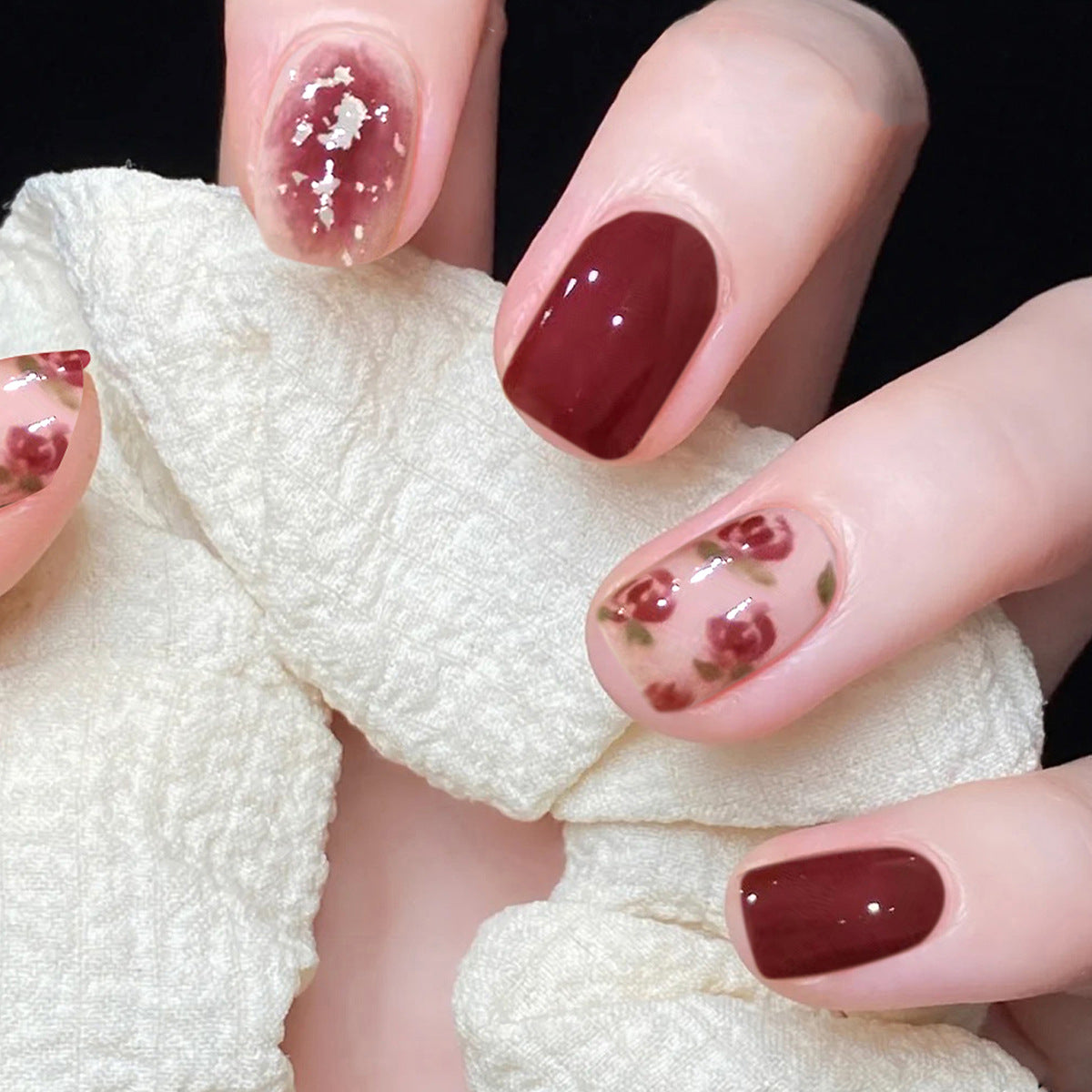 Kunstvolle Nagelkunst mit elegantem Blumendesign Brehn