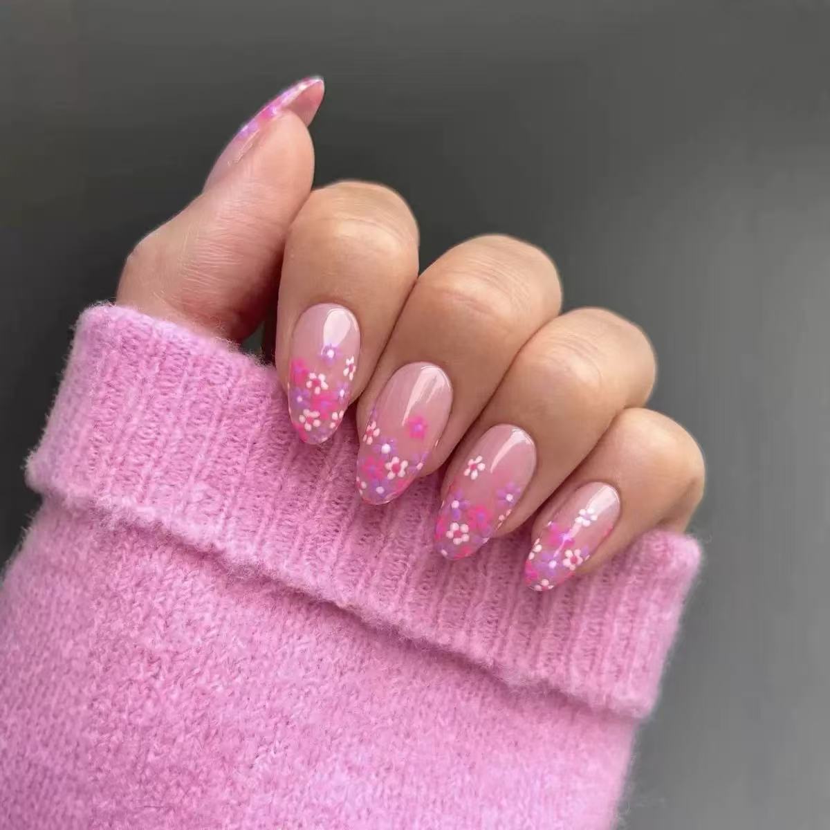 Kunstnagelset mit floralem Design und glitzernden Akzenten Brehn