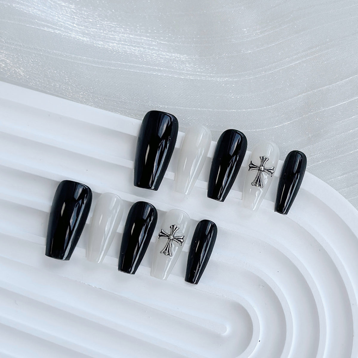 Künstlerisches Press-On Nagelkunstset mit Herz- und himmlischen Designs