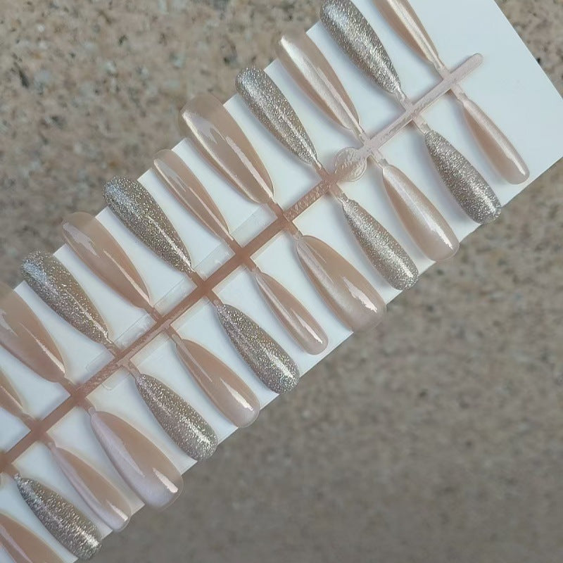 Elegante Kunstnägel mit Glitzer-Akzenten Brehn