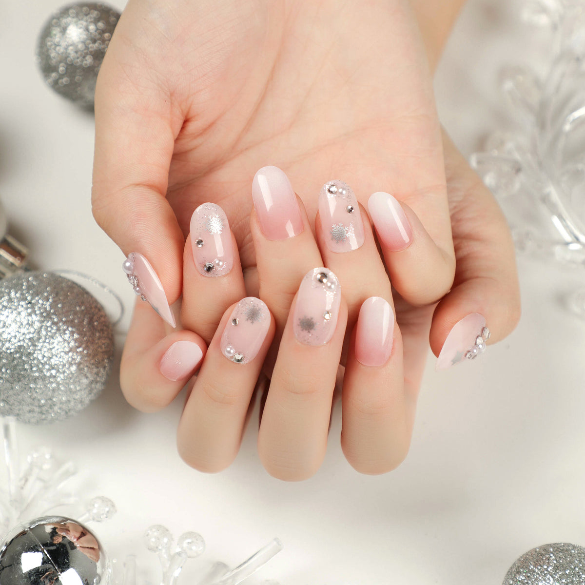 Kunstvolle Nagelverlängerungen mit Glitzer und Strassverzierungen Brehn