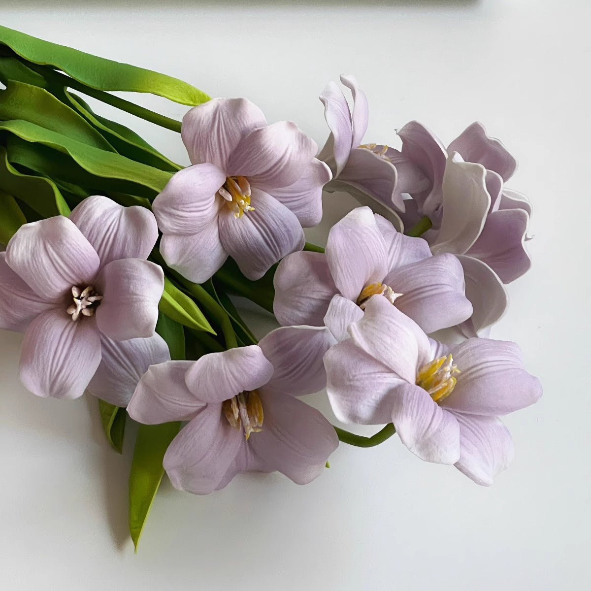Realistische Orchideen-Blumenarrangement