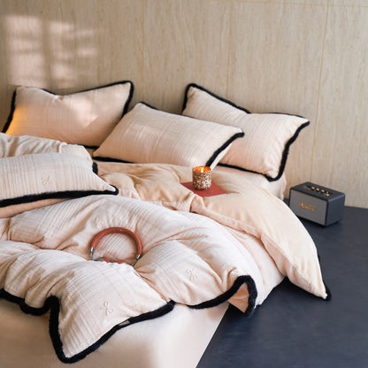Hochwertiges Steppbett-Set mit geprägtem Karo-Jacquard und Kunstfell-Saum