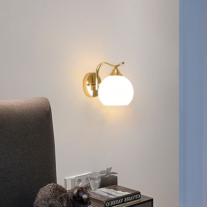 Elegante Wandlampe Globe mit goldener Oberfläche