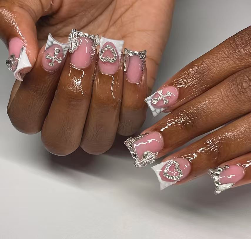 Dekorative Press-On Nagelkunst mit Strassdetails Brehn