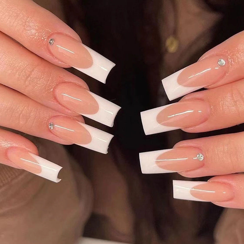 Kunstvolle Nagelverlängerungen mit eleganter French-Spitze Brehn