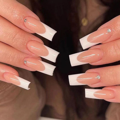 Kunstvolle Nagelverlängerungen mit eleganter French-Spitze Brehn