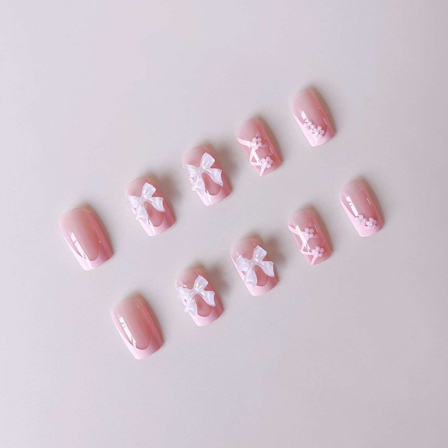Kunstnagelset mit filigranen 3D-Blüten und Schleifen Brehn