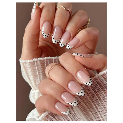 Kunstnagelset mit kreisförmigen Punkten und modernen Spitzen Brehn