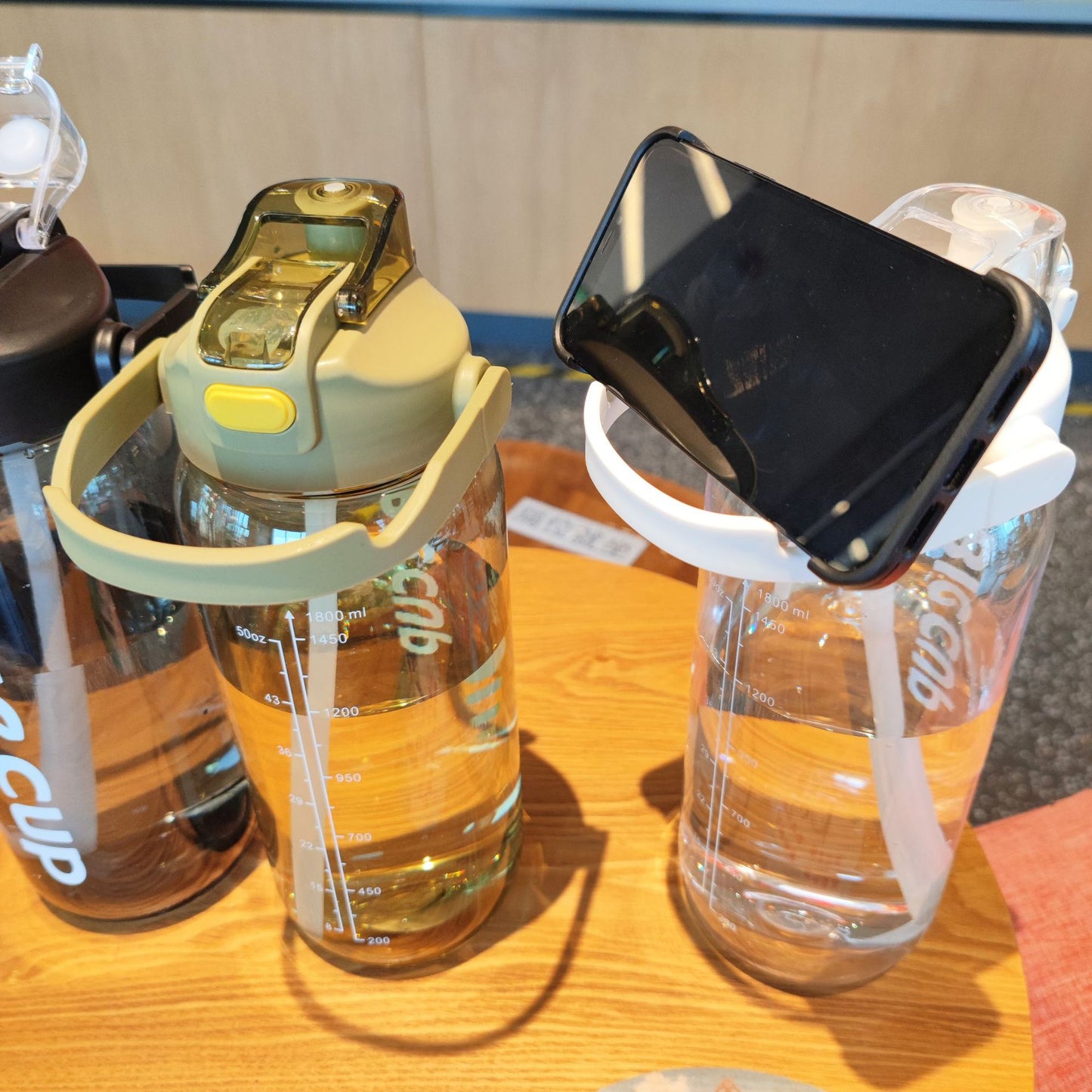 Damen großzügige Wasserflasche mit auslaufsicherem Deckel und Strohhalm Brehn