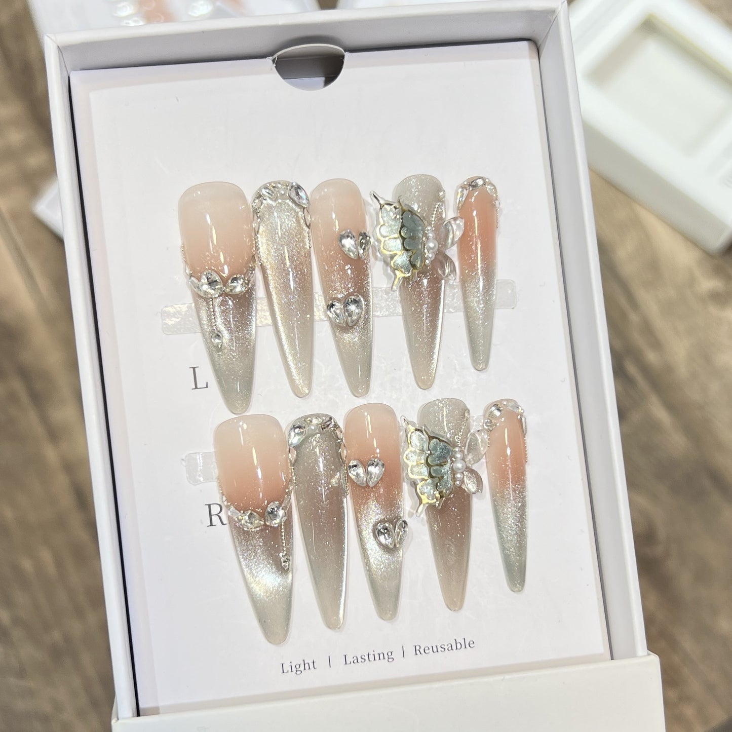 Dekorativer Stiletto Press-On Nagelkunst Set mit Schmetterlingsakzenten Brehn