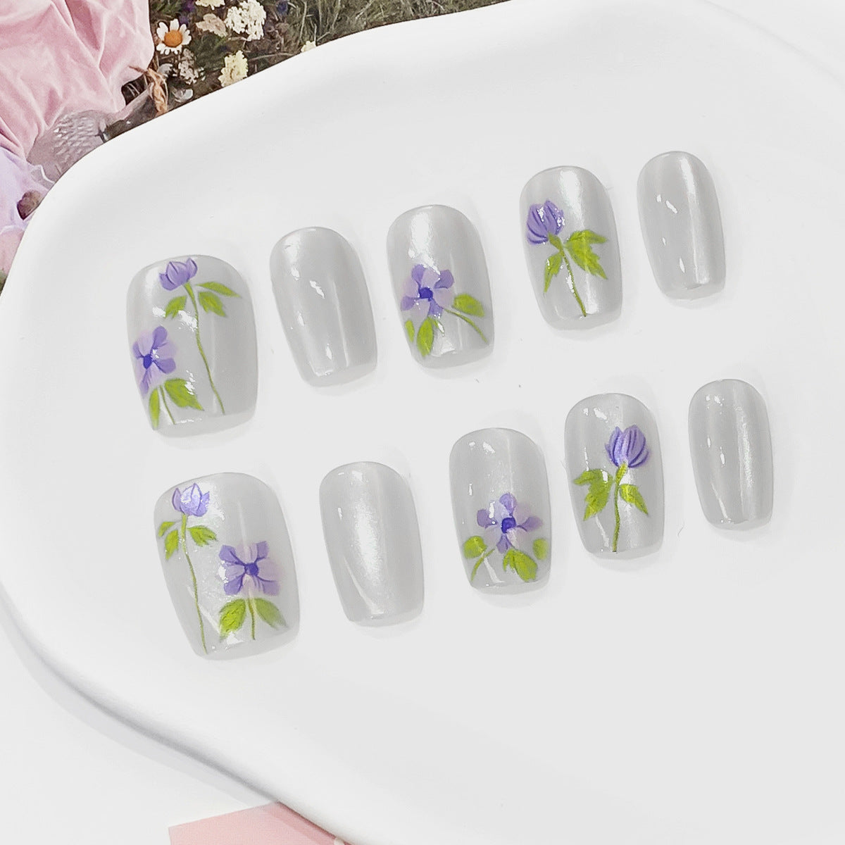 Kunstvolle Fingernägel mit floralen Akzenten Brehn