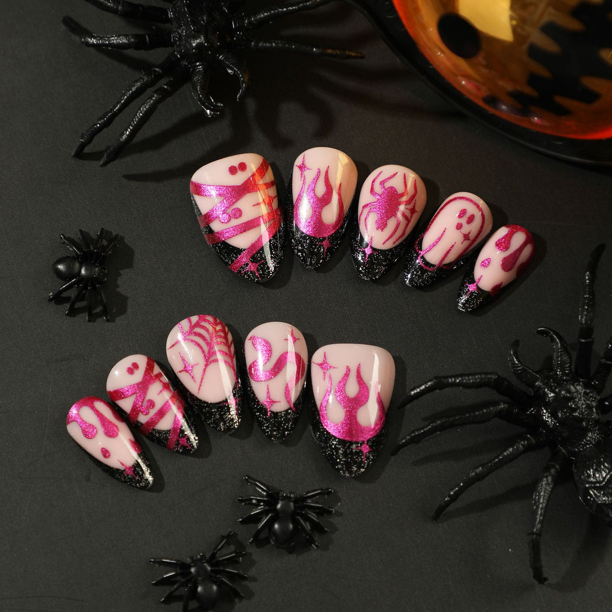 Kunstvolle Halloween-Nagelkunst mit glitzerndem Abschluss Brehn